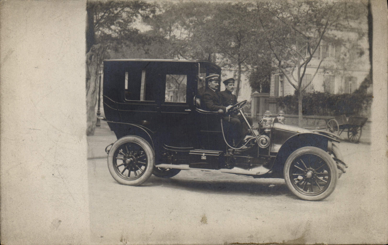 Deux hommes en uniforme dans une voiture ancienne — Égypte, Union Postale Universelle