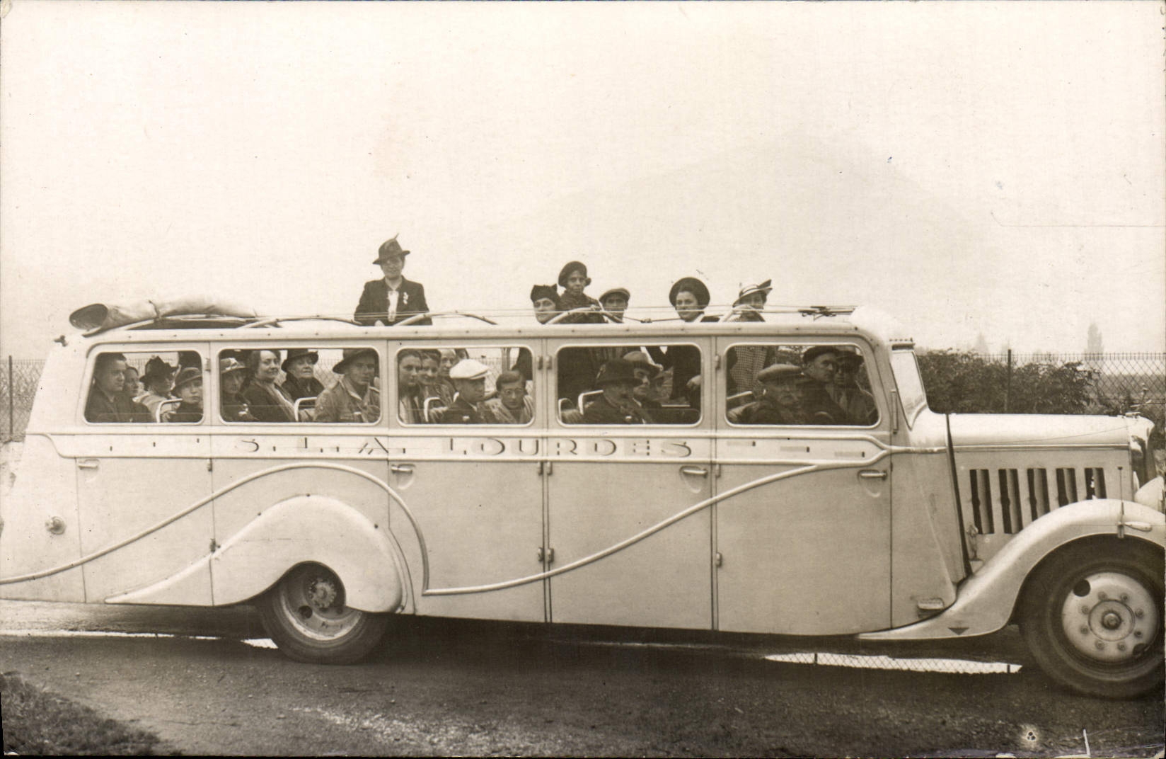 Bus touristique à Lourdes — voyageurs en route — éditeur inconnu, n° de série non visible