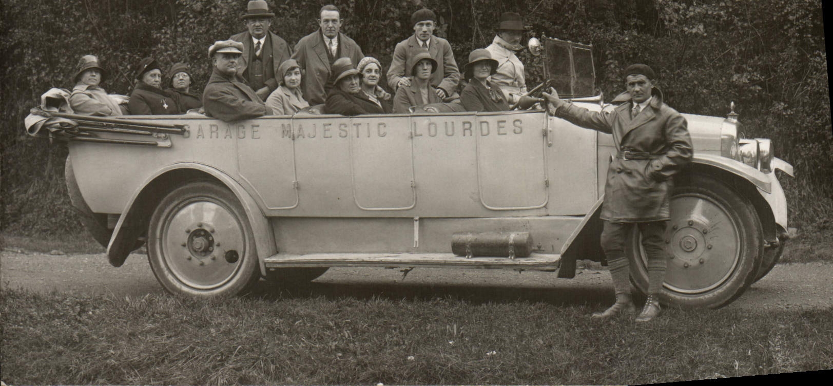 CARTE PHOTO Automobile Autobus Garage Majestic Lourdes