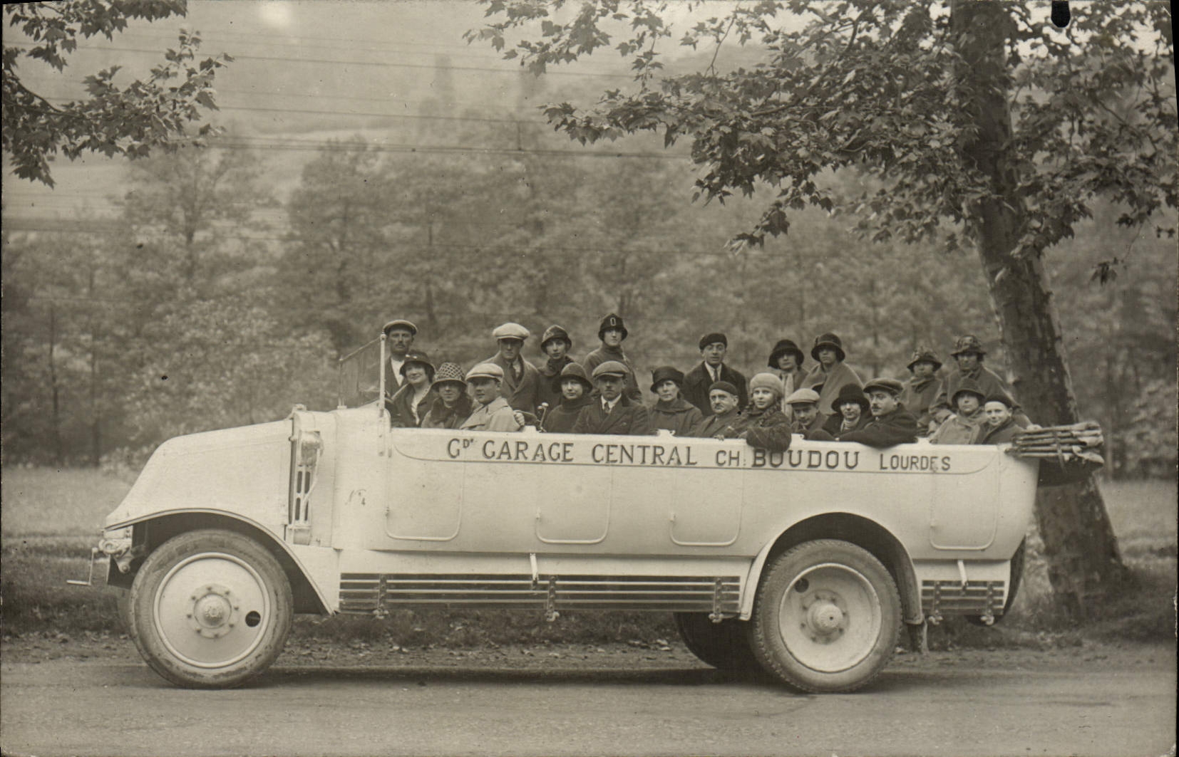 CARTE PHOTO Automobile Autobus Garage continental Boudou Lourdes