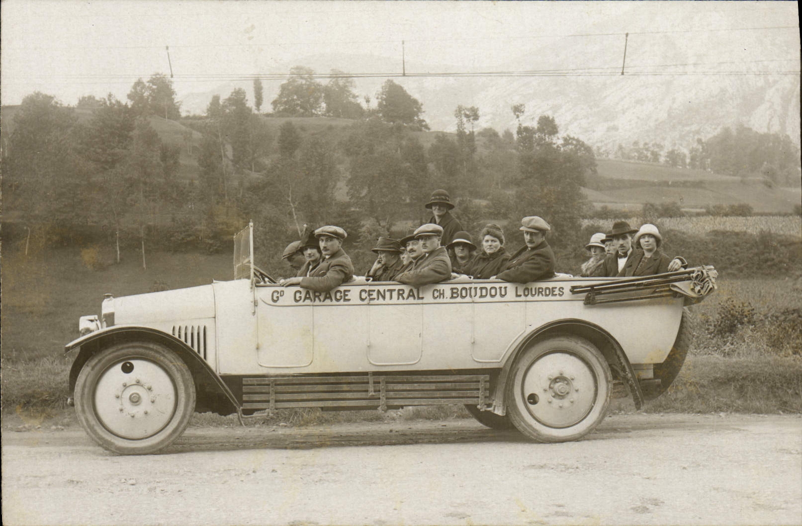 Excursion à Lourdes — Groupe dans une voiture du Garage Central Ch. Boudou — Lourdes