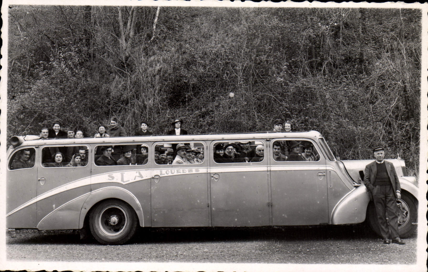 Bus S.L.A. Louvres — voyageurs à bord — éditeur CPAPHIL