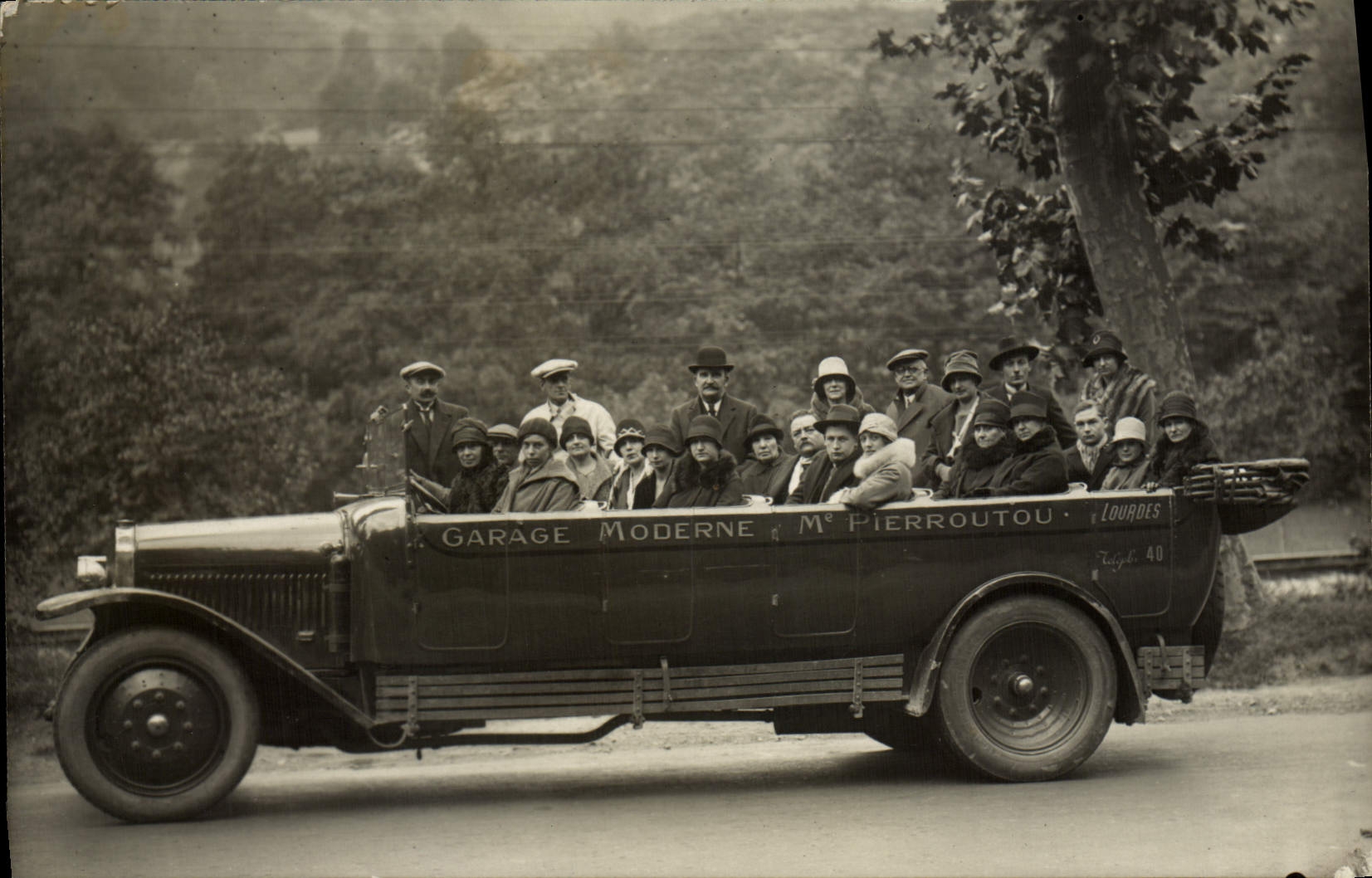 Groupe de personnes dans une voiture — Garage Moderne M. Pierroultou, Lourdes — éditeur non visible