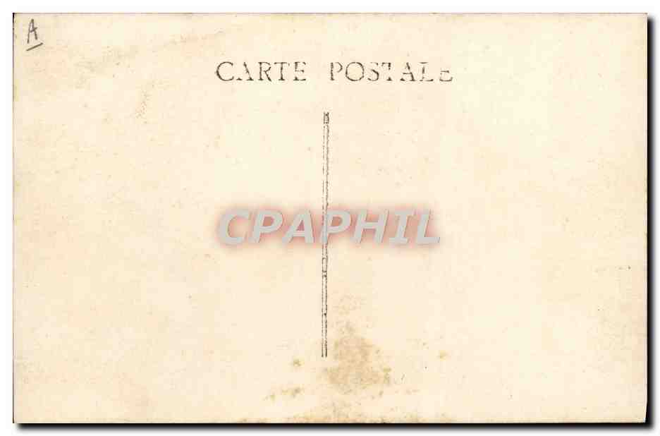 Groupe d'hommes dans une voiture ancienne — devant une église — éditeur inconnu, n° de série non visible — Verso