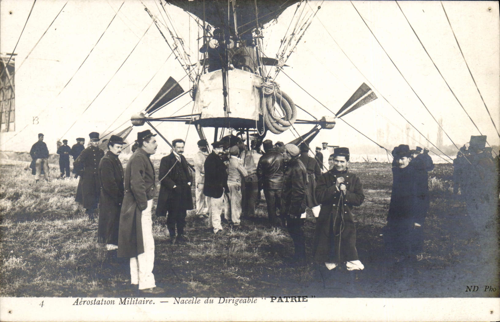 CPA Aviation Dirigeable Zeppelin Aerostation militaire Nacelle du dirigeable Patrie