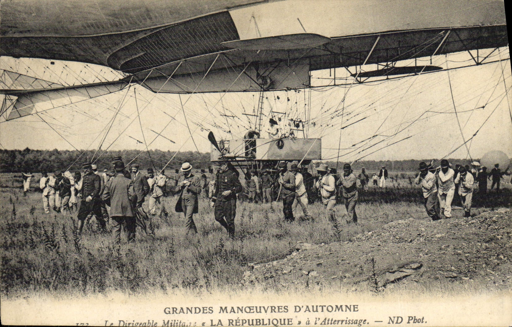 CPA Aviation Dirigeable Zeppelin Grandes manoeuvres d'Automne Le dirigeable militaire La Republique a l'atterissage 