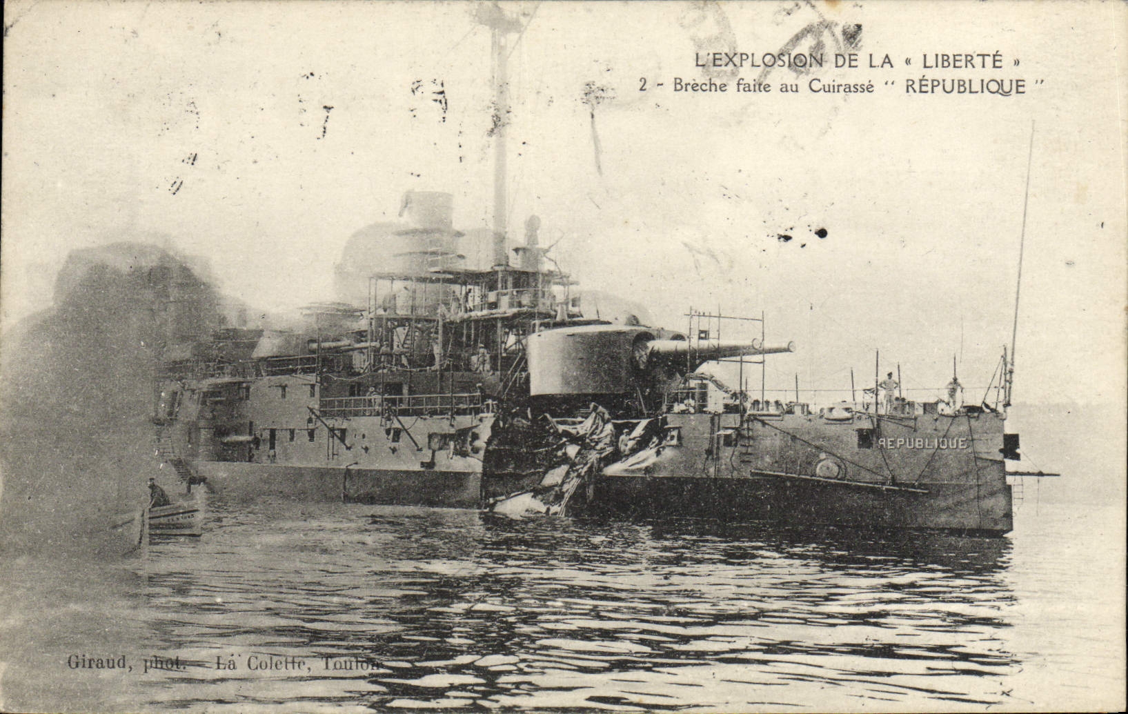 Explosion du cuirassé « République » — Breche faite au cuirassé « République » — Giraud, phot. - La Colette, Toulon