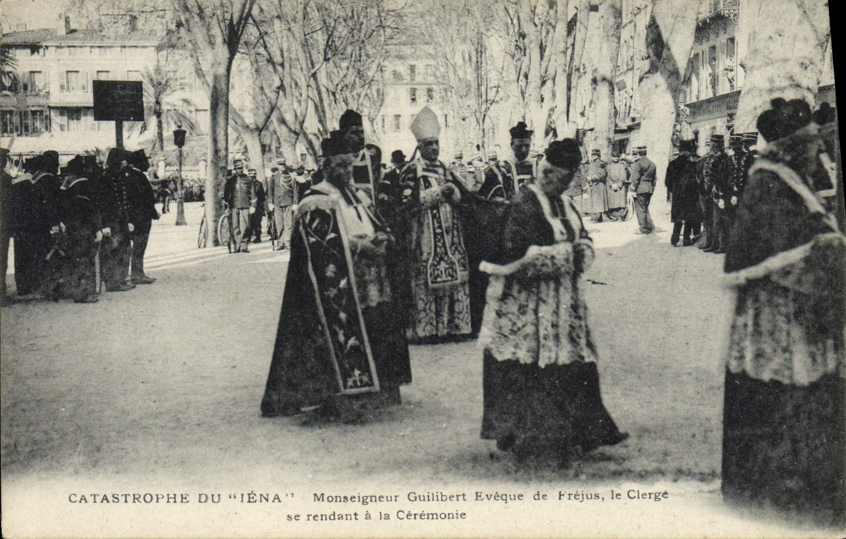 Catastrophe du "Iéna" — Monseigneur Guililibert évêque de Fréjus, le clergé se rendant à la cérémonie — Atelier de Phototype Guéline Marseille