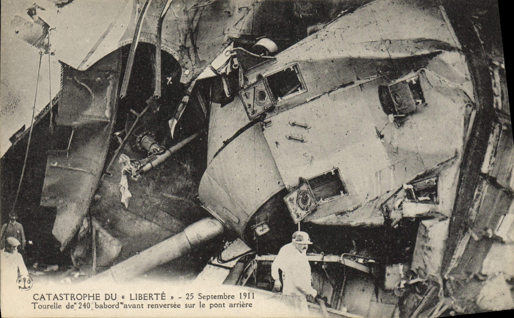 Catastrophe du « Liberté » — tourelle de 240 mm babord renversée sur le pont arrière — F90