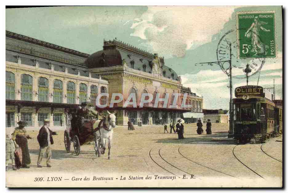 CPA Tramway Train Lyon Gare des Brotteaux La station des tramways Biscuits Olibet
