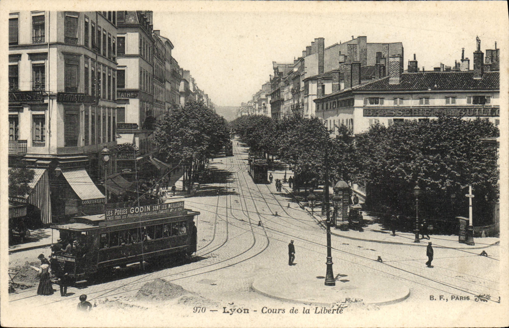 CPA Tramway Train Lyon Cours de la liberte Poeles Godin 