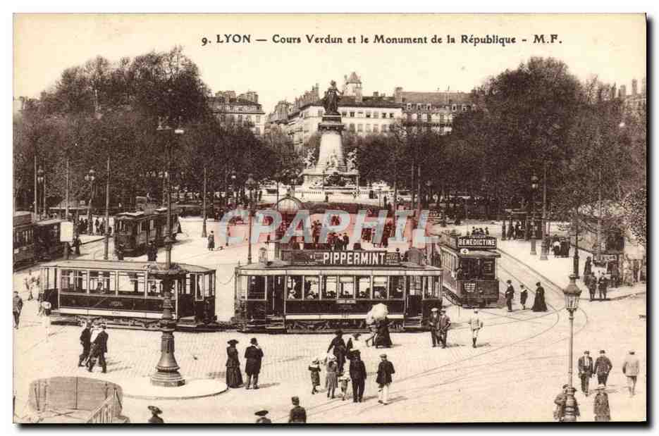 CPA Tramway Train Lyon Cours Verdun et le monument de la Republique Pippermint