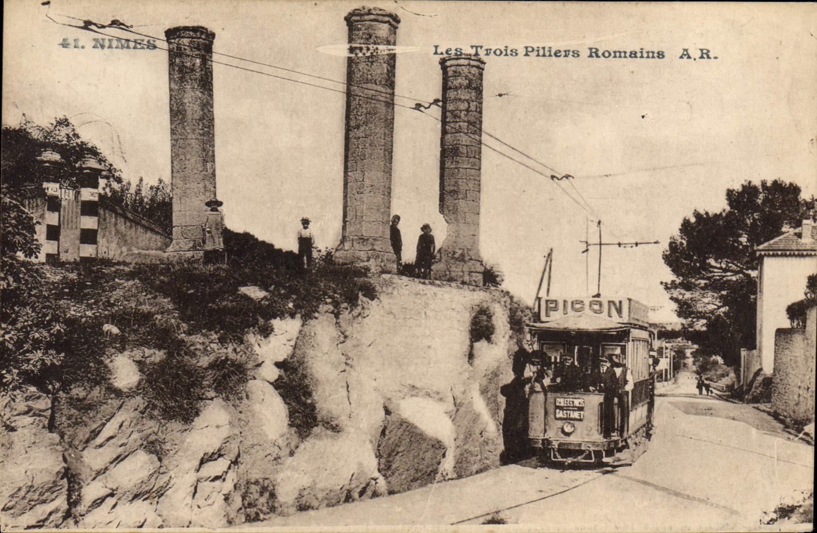 CPA Tramway Train Nimes Les trois piliers romains 