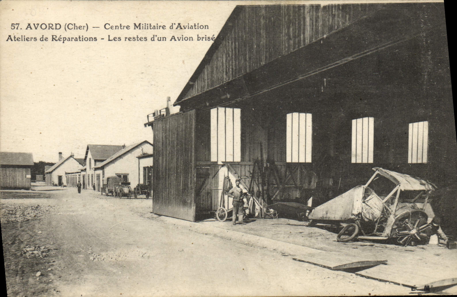 CPA Aviation Avion Avord Centre militaire d'aviation Ateliers de reparation Les restes d'un avion brise