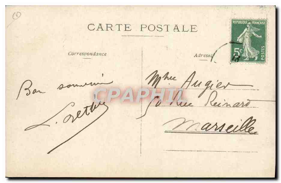 Trois personnes dans une voiture ancienne — éditeur et n° de série non lisibles — Verso