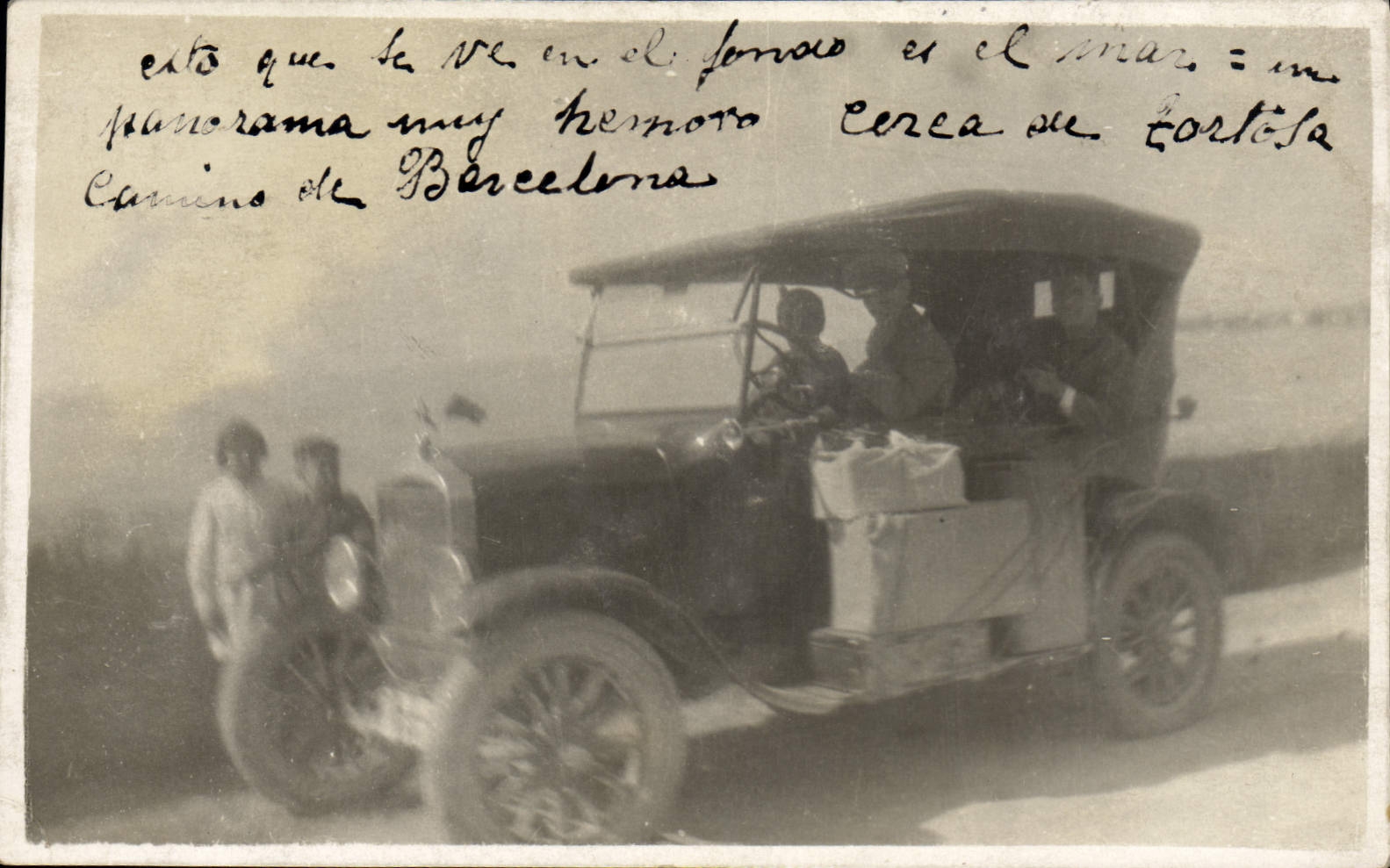 Voiture sur le chemin de Barcelone — près de Costitx — éditeur non visible