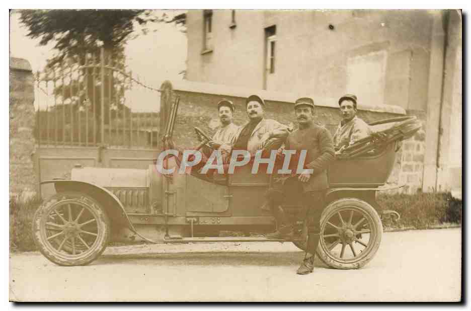 Cuatro hombres en uniforme en un automóvil antiguo — París, editor B. Guillain & Cie - Anverso