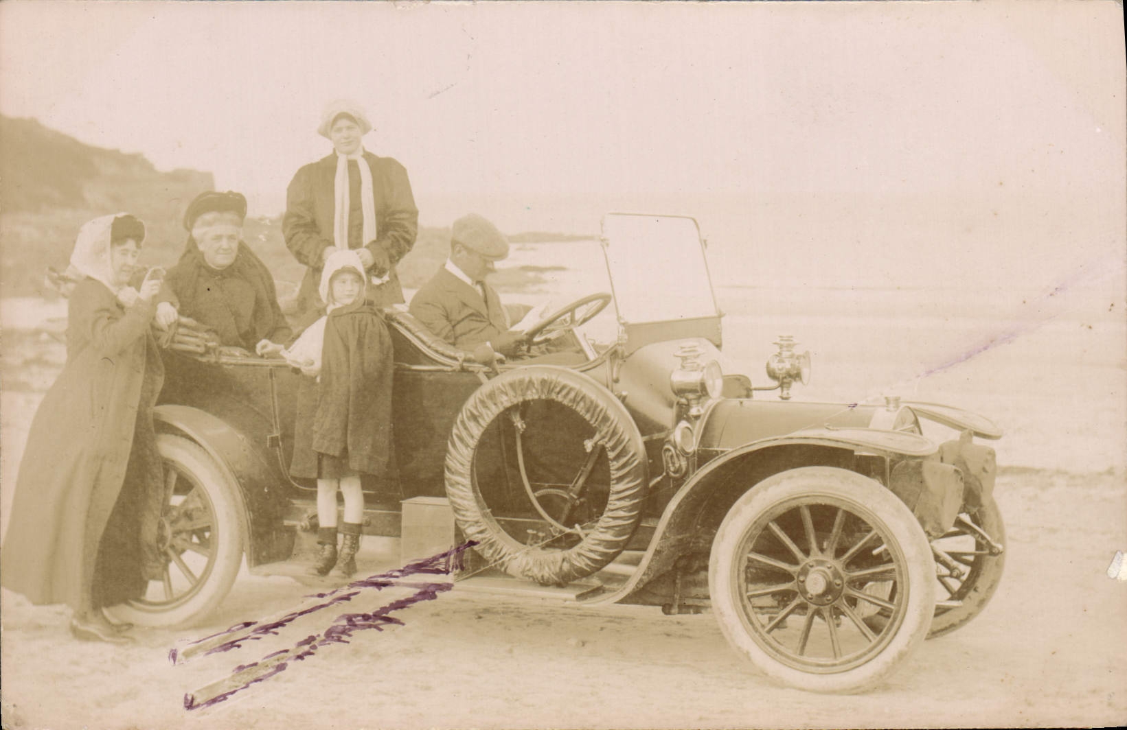 Famille à bord d'une voiture ancienne — plage — sans éditeur ni numéro visible