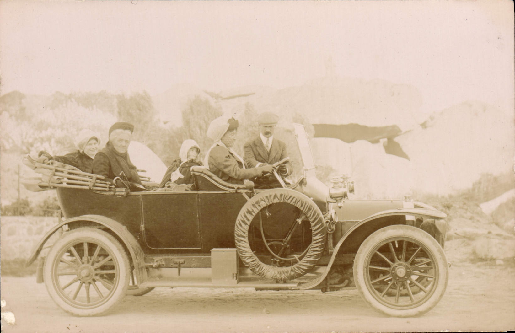 Famille en voiture ancienne — paysage rural — éditeur non identifié