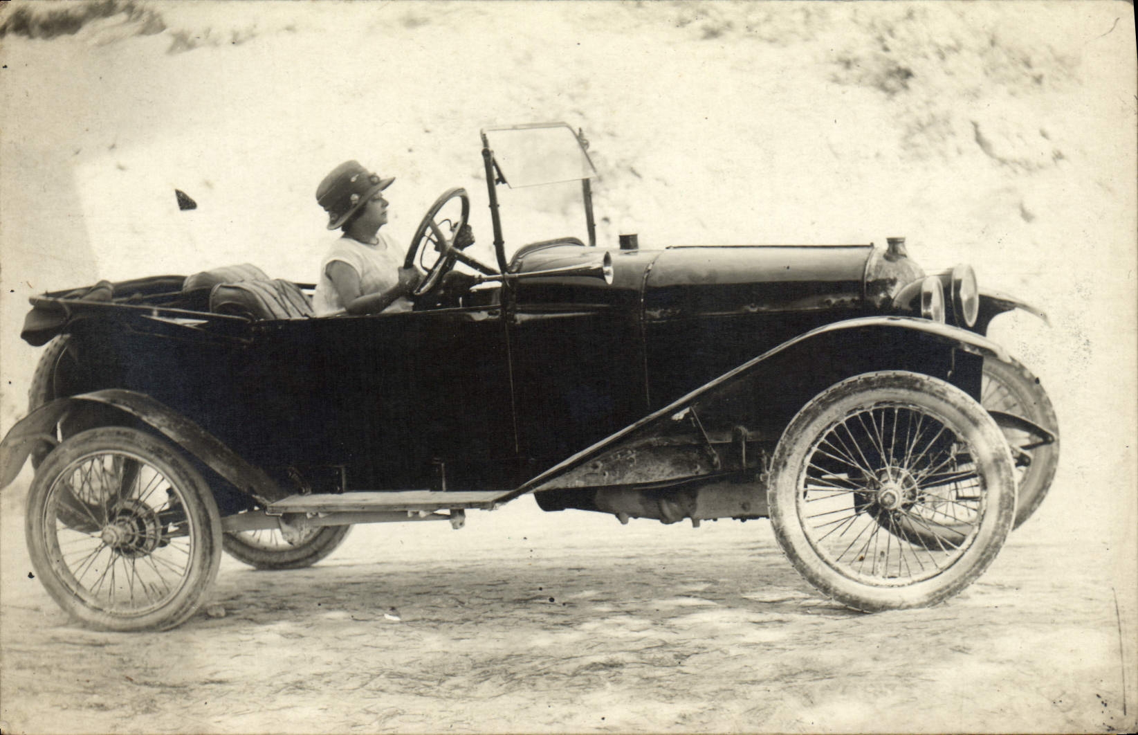 Conducteur en voiture ancienne — plage — CPAPHIL n° 69