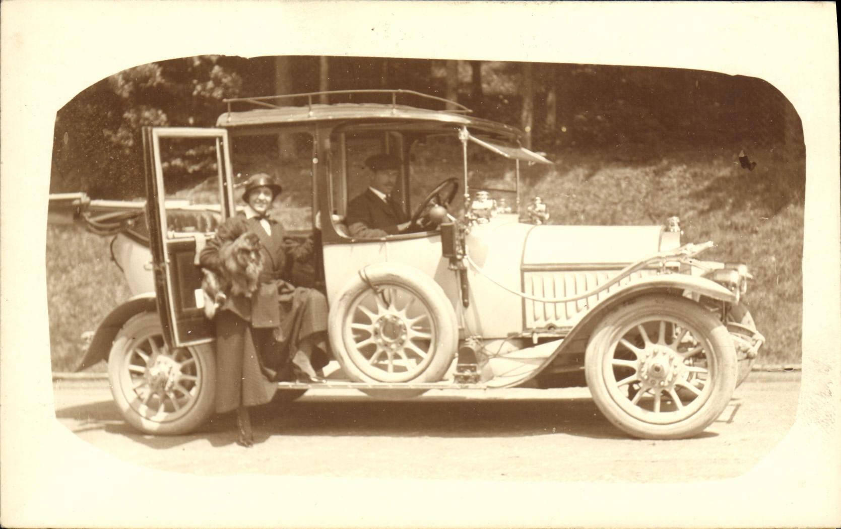Automobile — couple avec chien — CPAPHIL