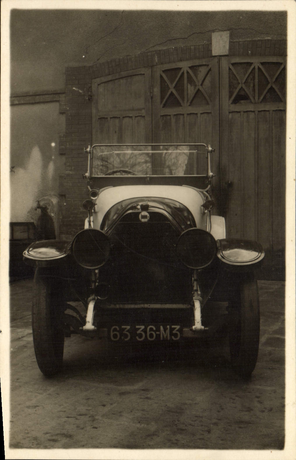Coche antiguo — garaje — número de serie no visible