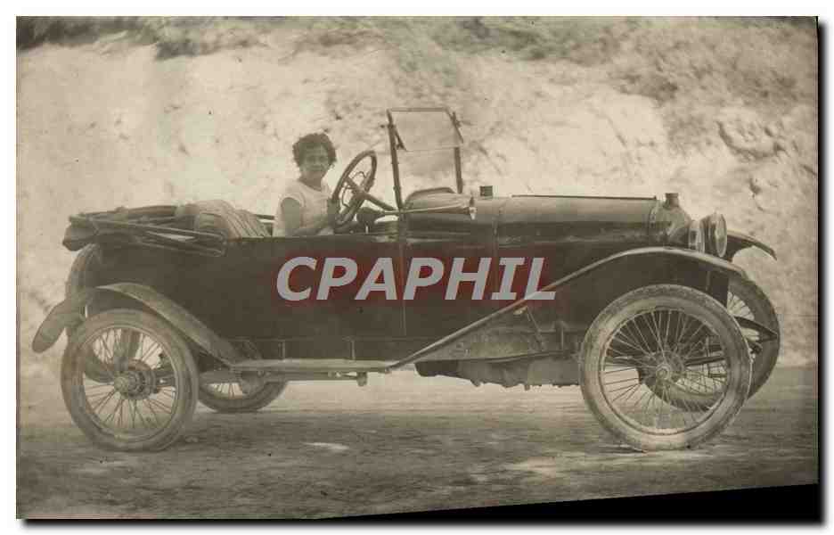 Femme au volant d'une voiture ancienne — portrait spécial — CPAPHIL