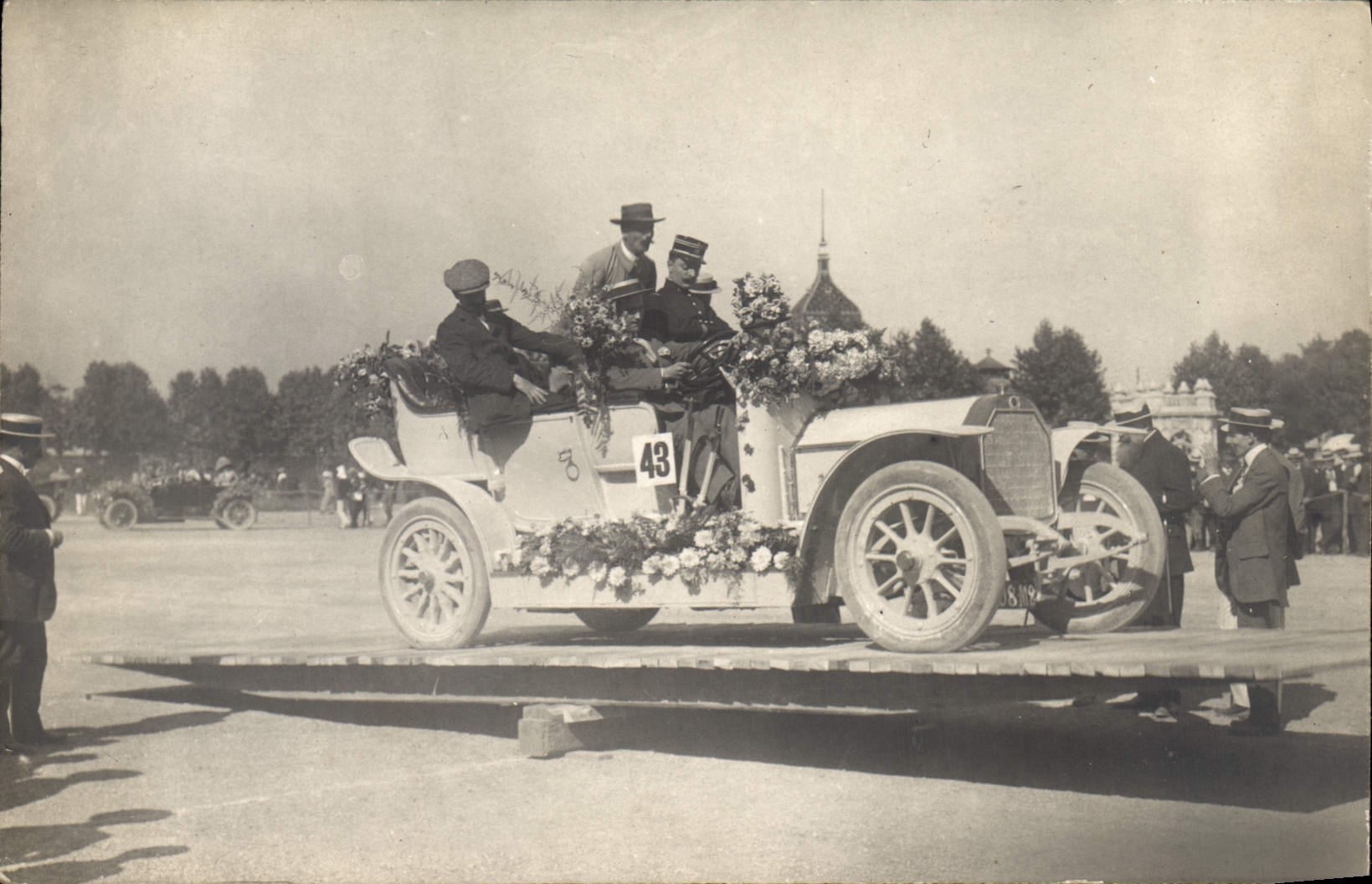 Voiture de course décorée — numéro 43 — éditeur CPAPHIL