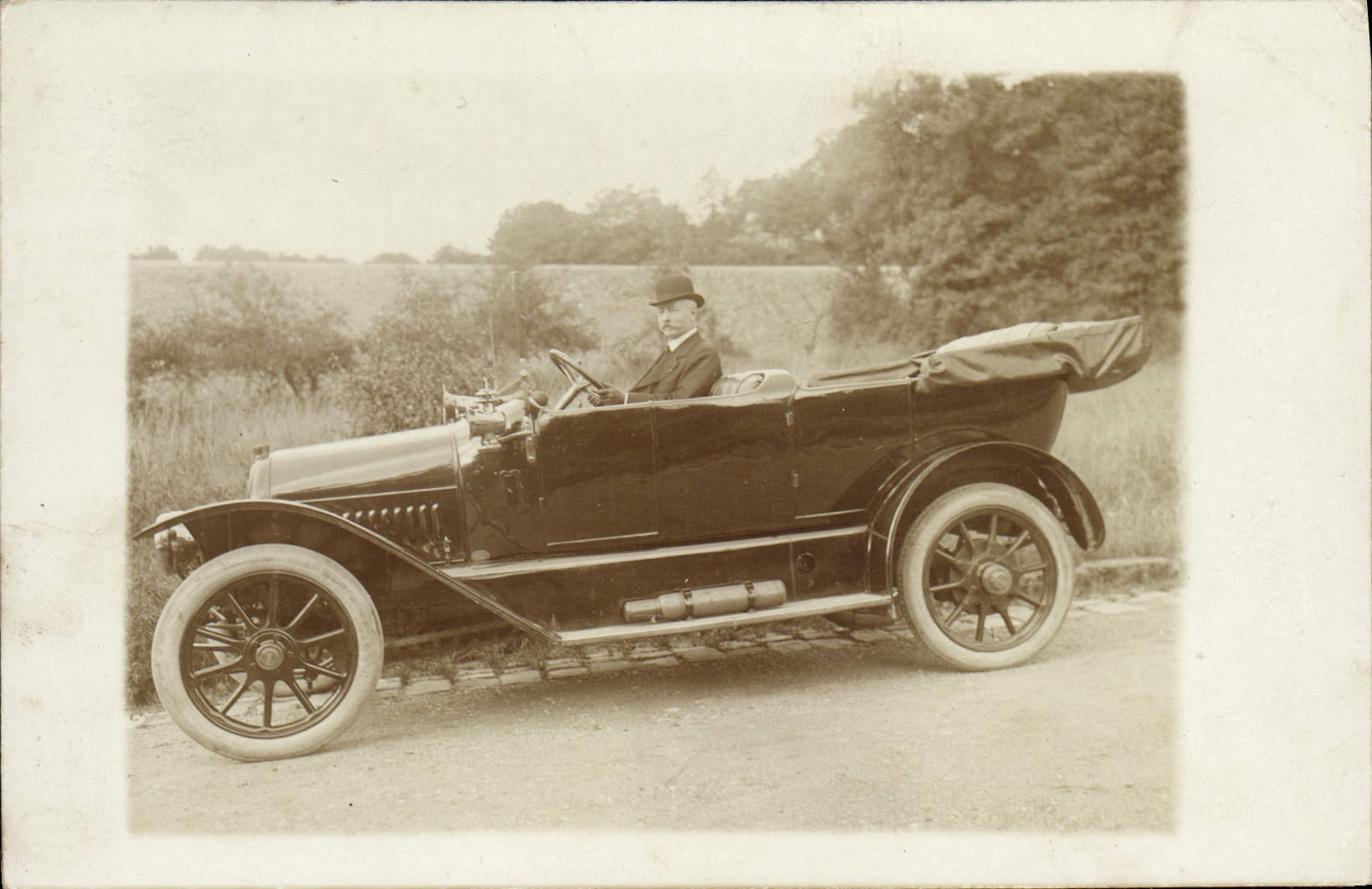 Conducteur en voiture ancienne — photographie — Carte postale