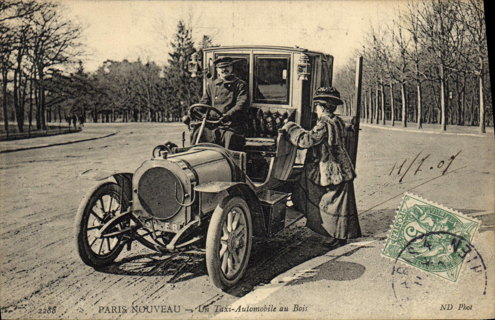 Paris Nouveau — Un Taxi-Automobile au Bois — ND Phot