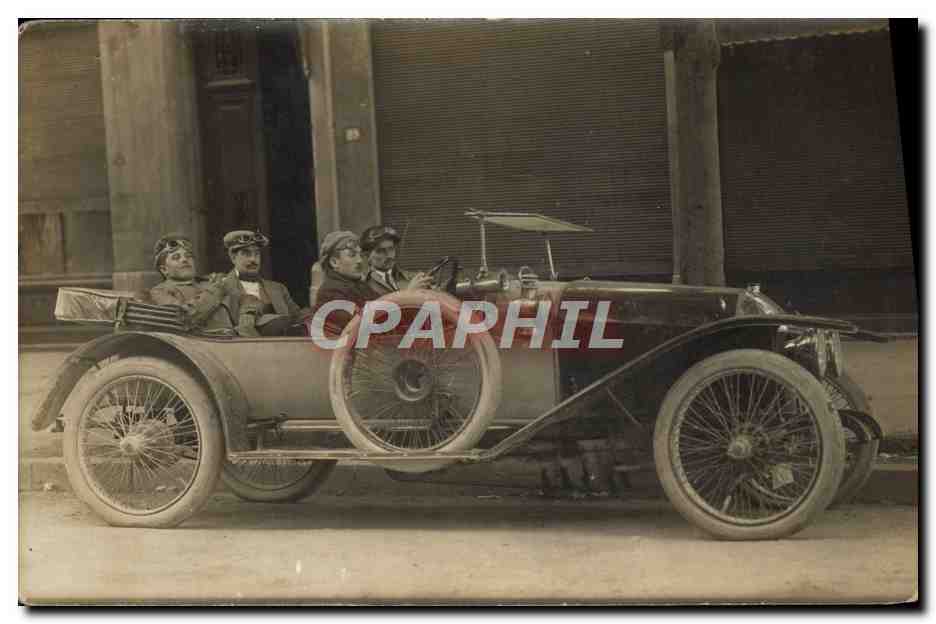 Quatre hommes dans une voiture ancienne — éditeur inconnu, n° de série non visible