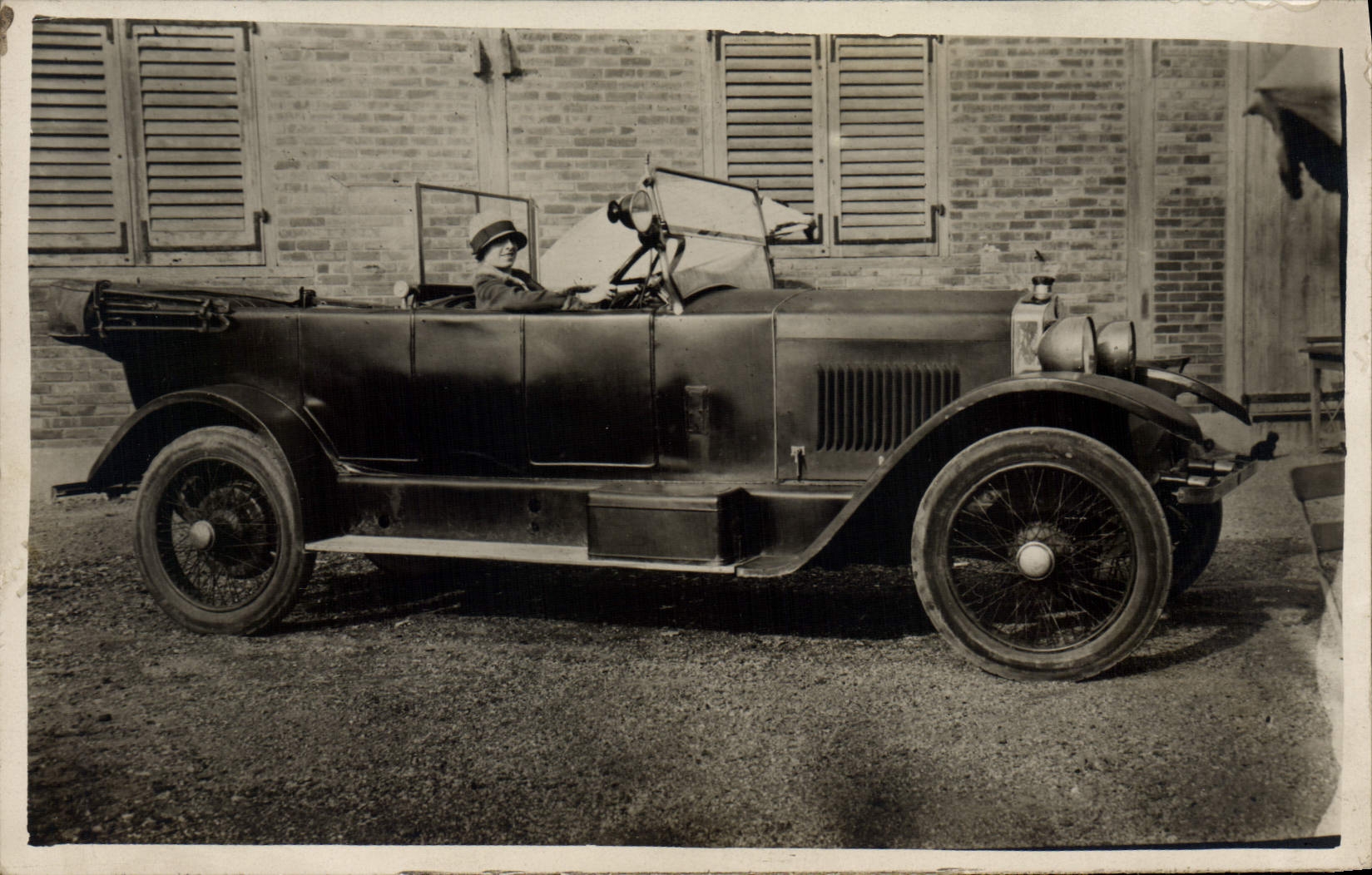 Automóvil antiguo — conductor en traje de la época — editor CPAPHIL, n° 12