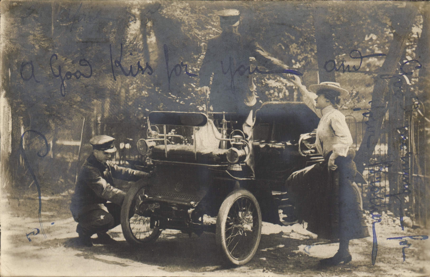 Automobile — scène de rue — éditeur inconnu, n° de série non visible