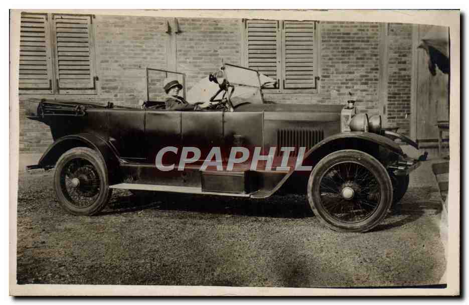 Mujer al volante de un automóvil antiguo — editor CPAPHIL, número de serie no visible