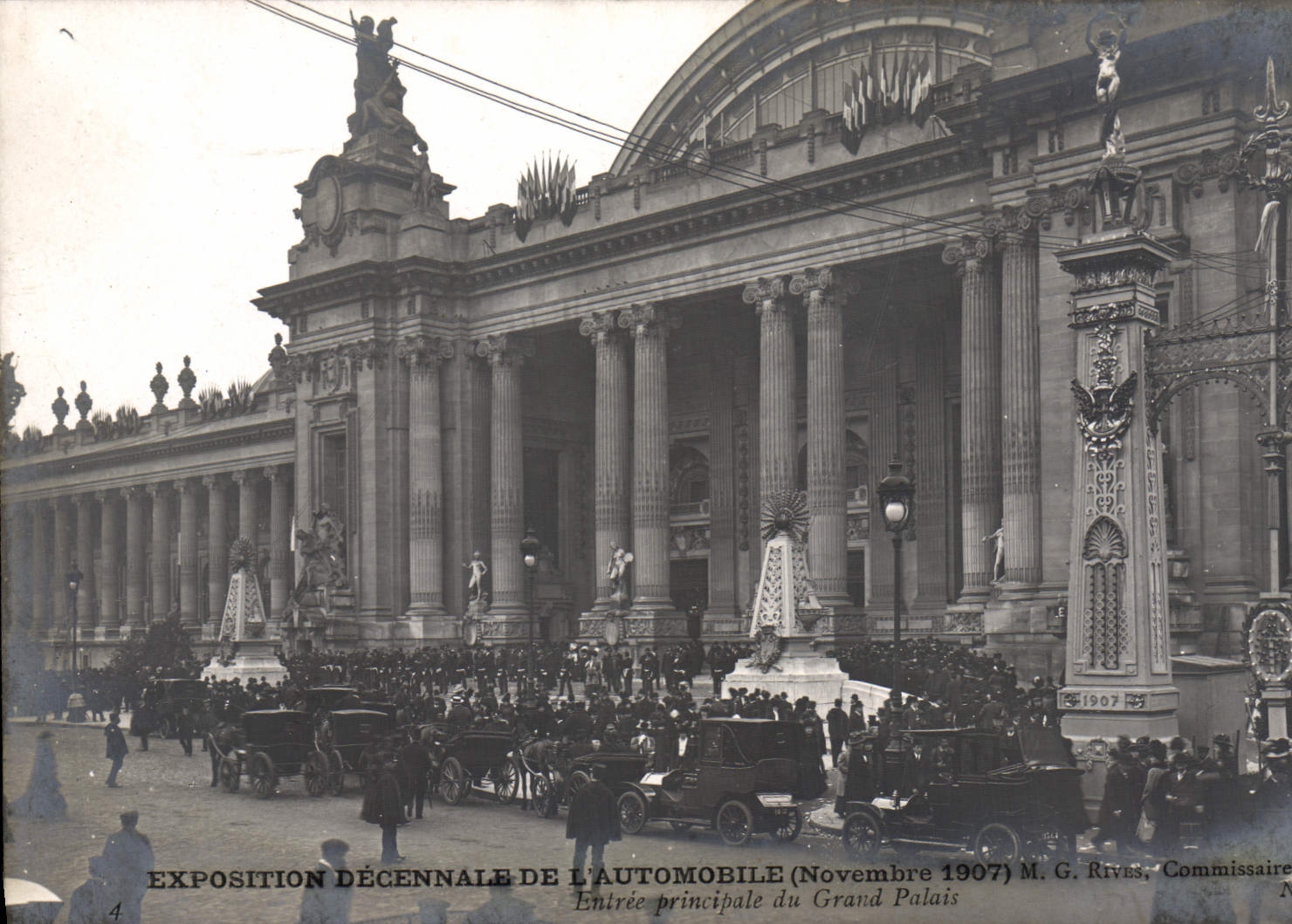 Exposición decenal del automóvil — Entrada principal del Grand Palais — M. G. Rives, Comisario — N°4