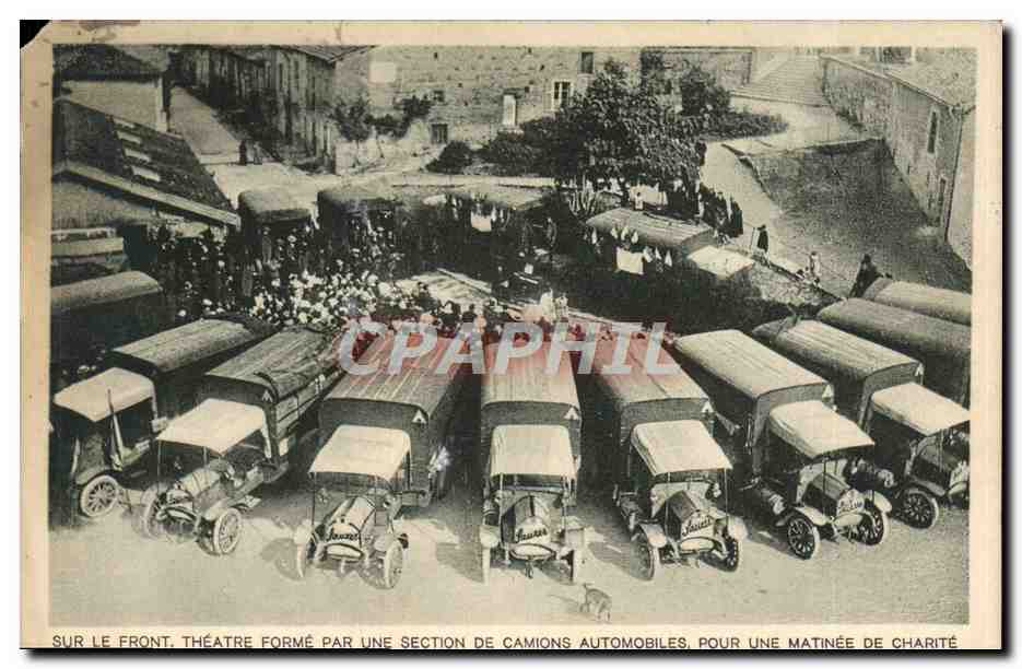CPA Automobile Autobus Sur le front theatre forme par une section de camions automobiles