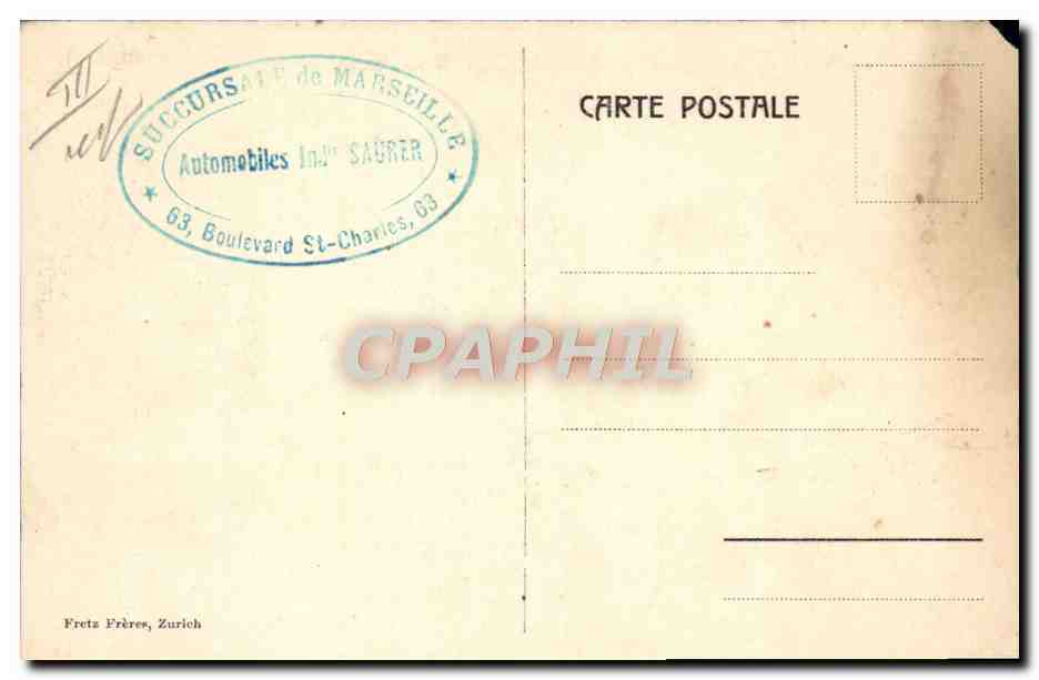 CPA Automobile Autobus Sur le front theatre forme par une section de camions automobiles — Rückseite