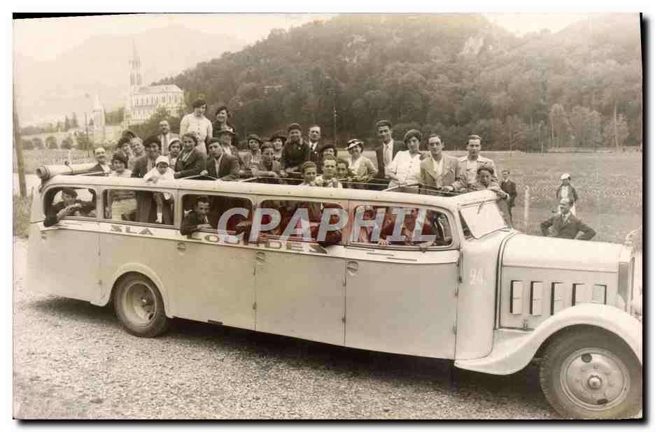 Groupe de jeunes devant un autobus — S.L.A. Oudren — éditeur inconnu