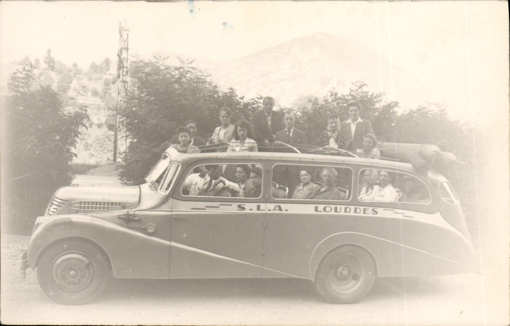 S.L.A. Lourdes — groupe de voyageurs dans une voiture — éditeur inconnu