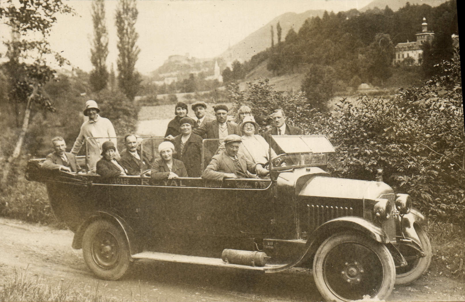 Groupe dans une voiture ouverte — Garage Royal, Potsdam 0.95 — éditeur CPAPHIL
