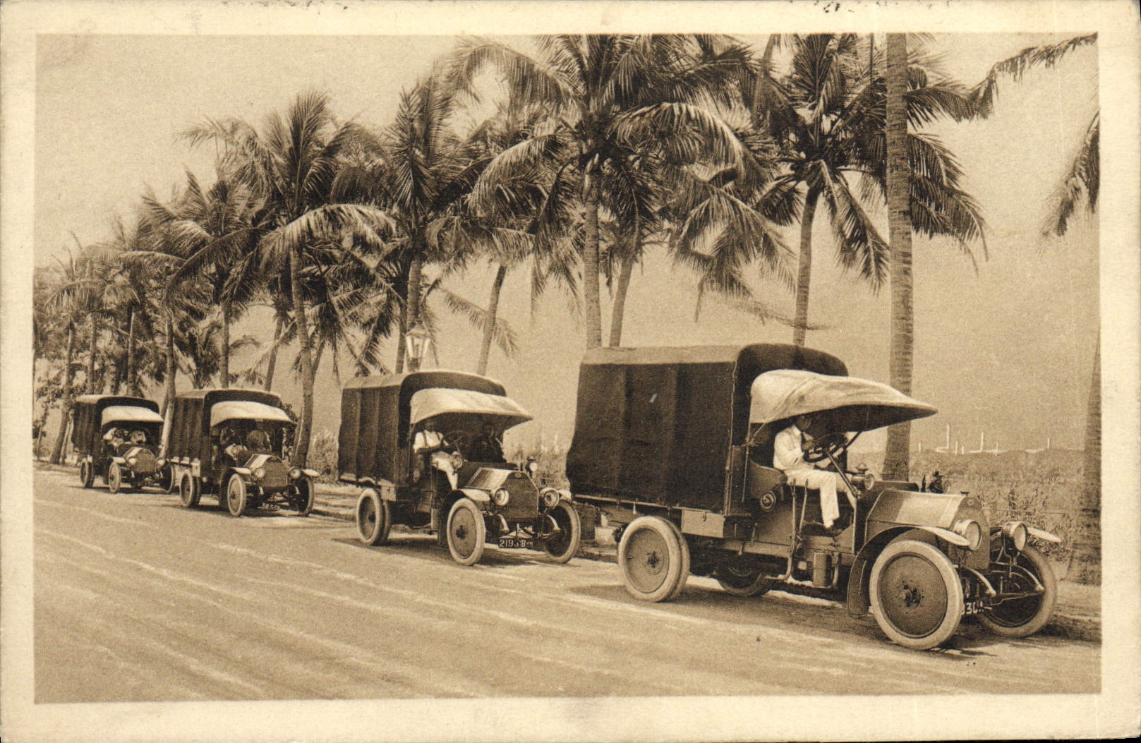 CPA Automobile Autobus Camions Fiat de l'armee anglaise des Indes 