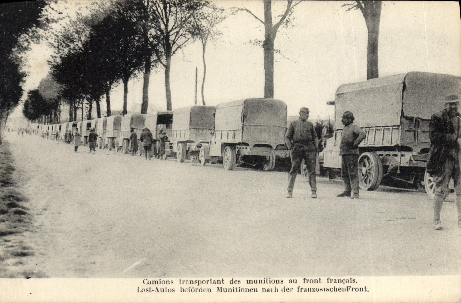 CPA Camions transportant des munitions au front francais Militaria