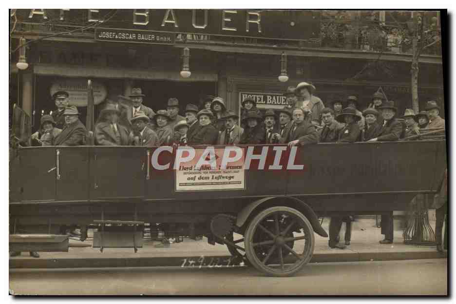 Groupe de personnes dans un véhicule public — devant le Café-Hôtel Bauer — éditeur LEONAR, n° 2230