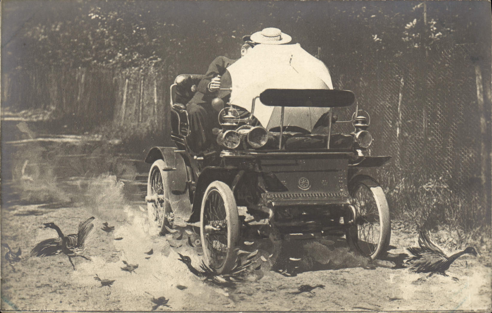 Automobile avec passagers — scène animée — éditeur inconnu, n° de série non visible - Recto