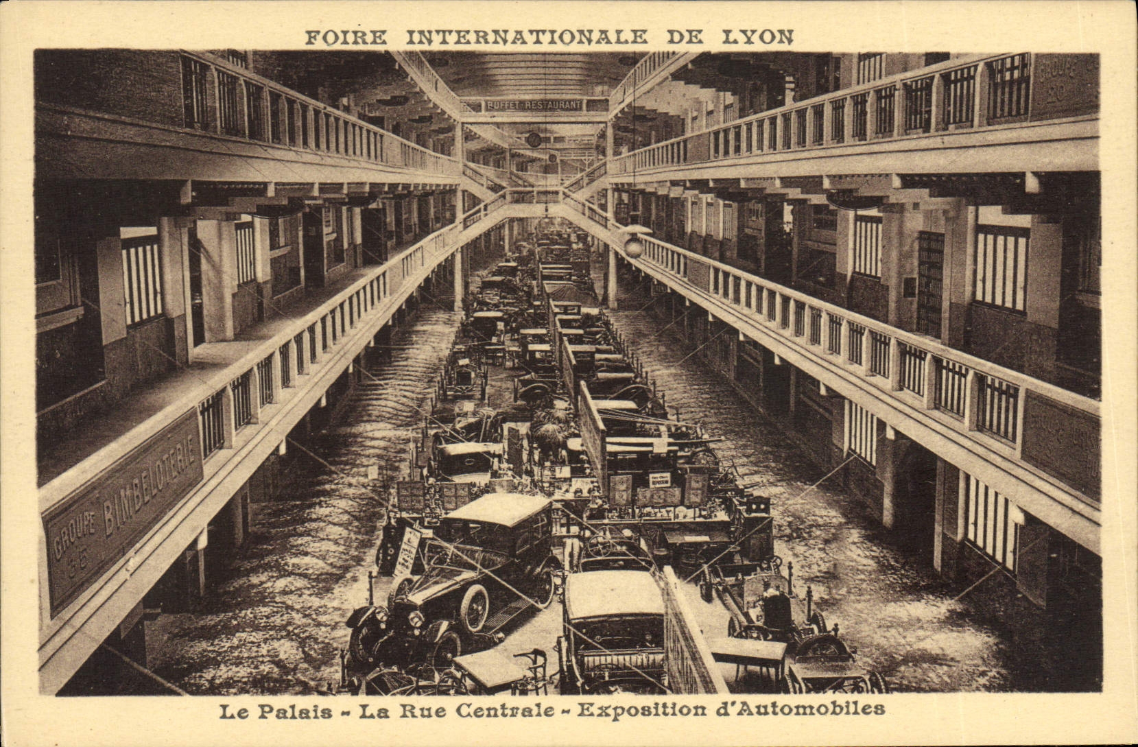 CPA Automobile Foire internationale de Lyon Le palais la rue centrale Exposition d'automobiles 
