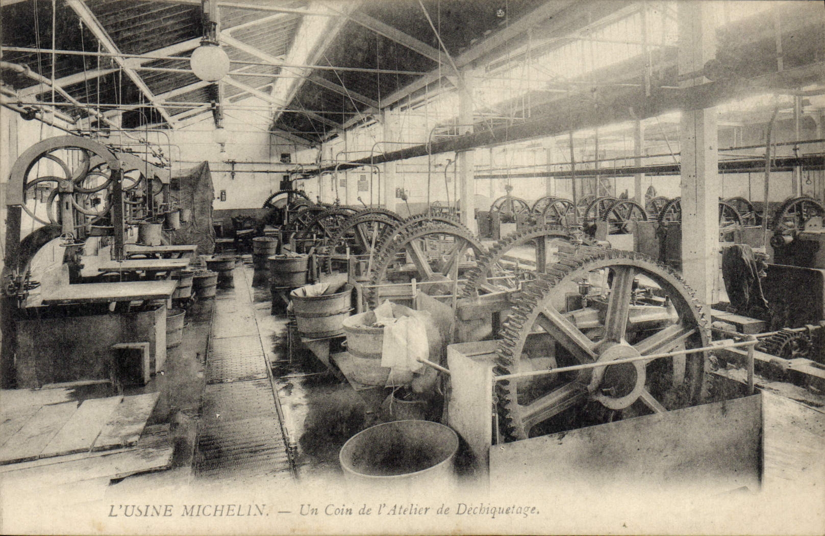 L'USINE MICHELIN — Un Coin de l'Atelier de Déchiquetage