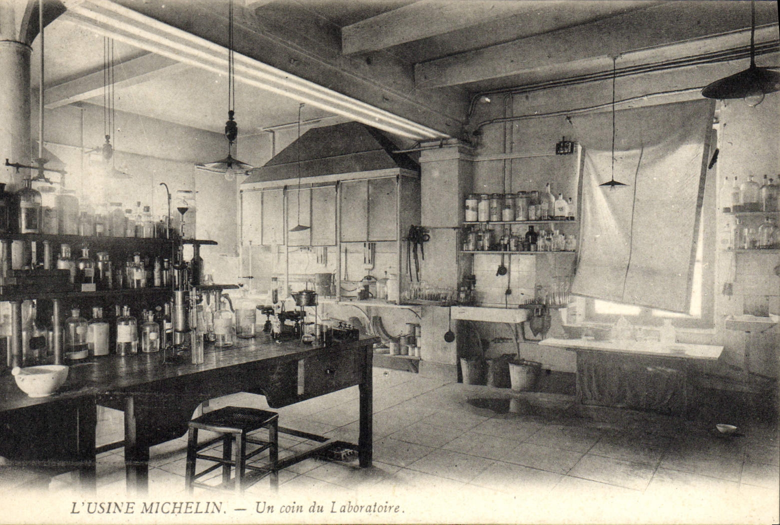 L'USINE MICHELIN — Un coin du Laboratoire.