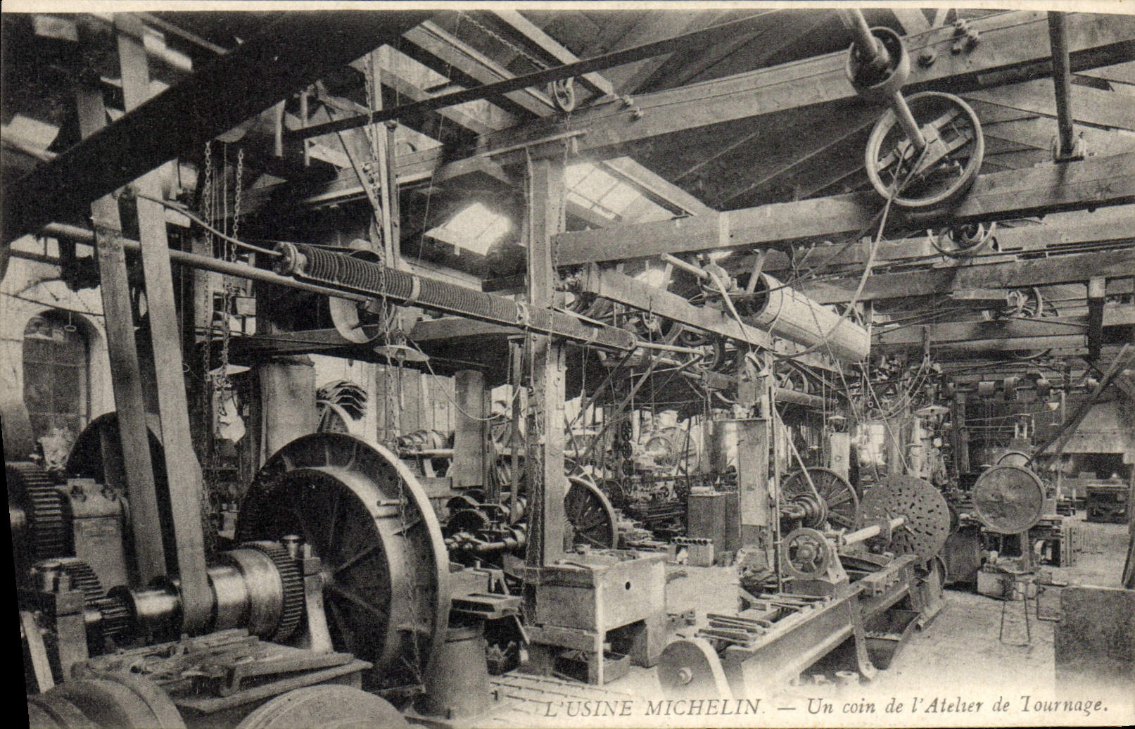 L'USINE MICHELIN — Un coin de l'Atelier de Tournage