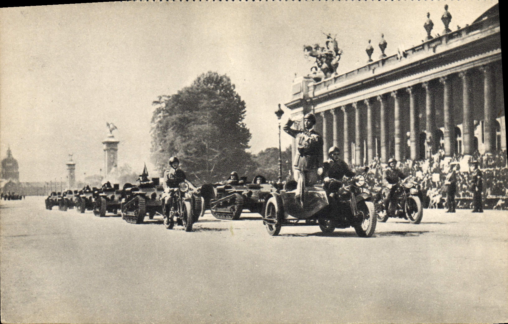 CPA Moto Chenillettes d'infanterie devant le Grand Palais Paris 