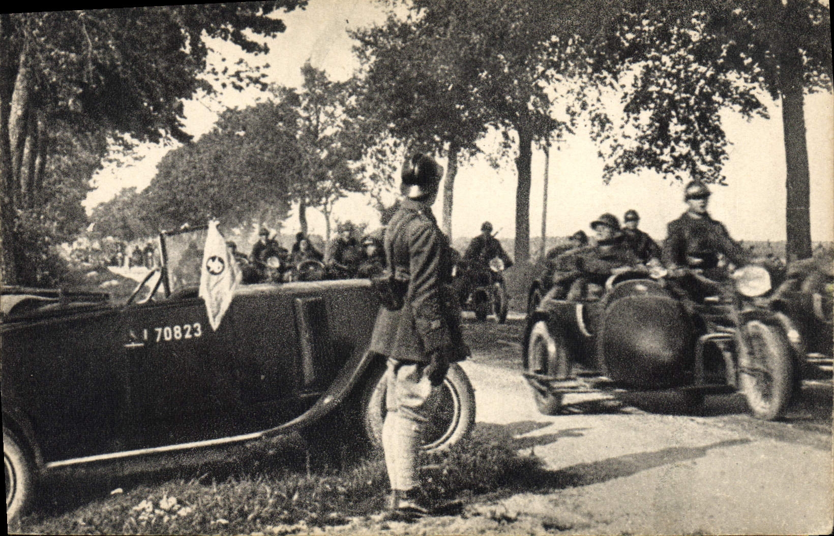 CPA Moto Escadron motocycliste Militaria